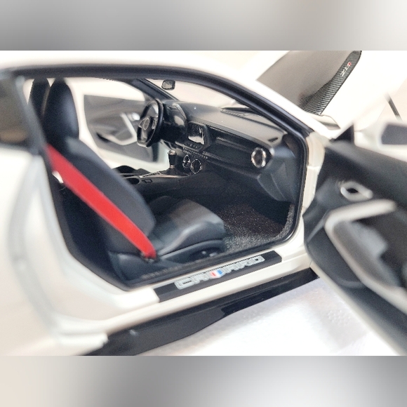 AUTOart Chevrolet Camaro ZL1 Summit White 1/18 Composite Diecast Model Car 71206 - Picture 10 of 16